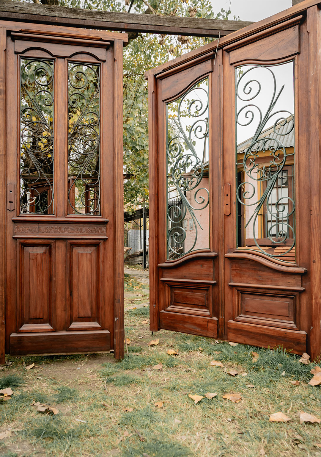 Puerta doble artesanal de madera y hierro realizada por MAHUA Carpintería