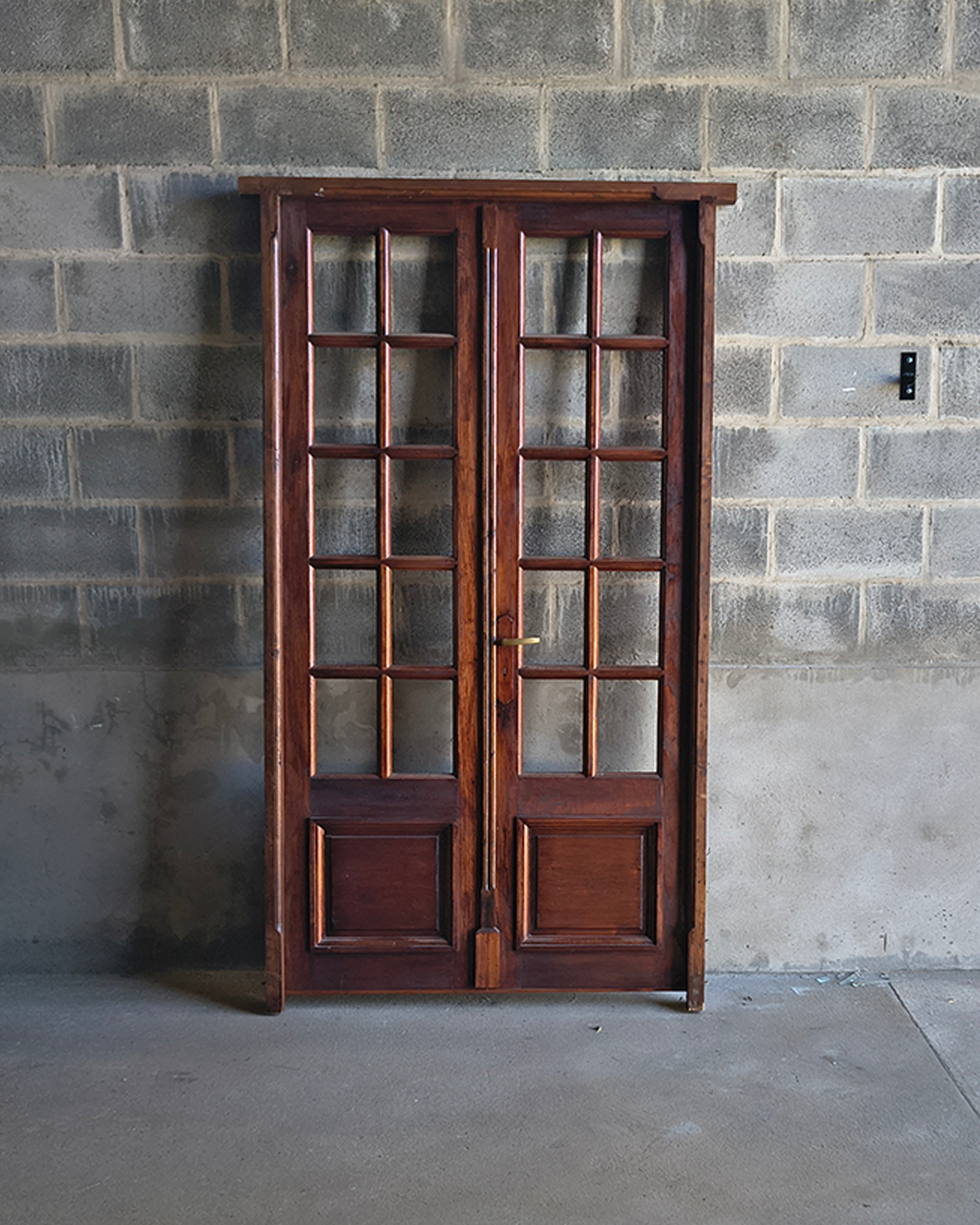 Puerta interios de cedro restaurada