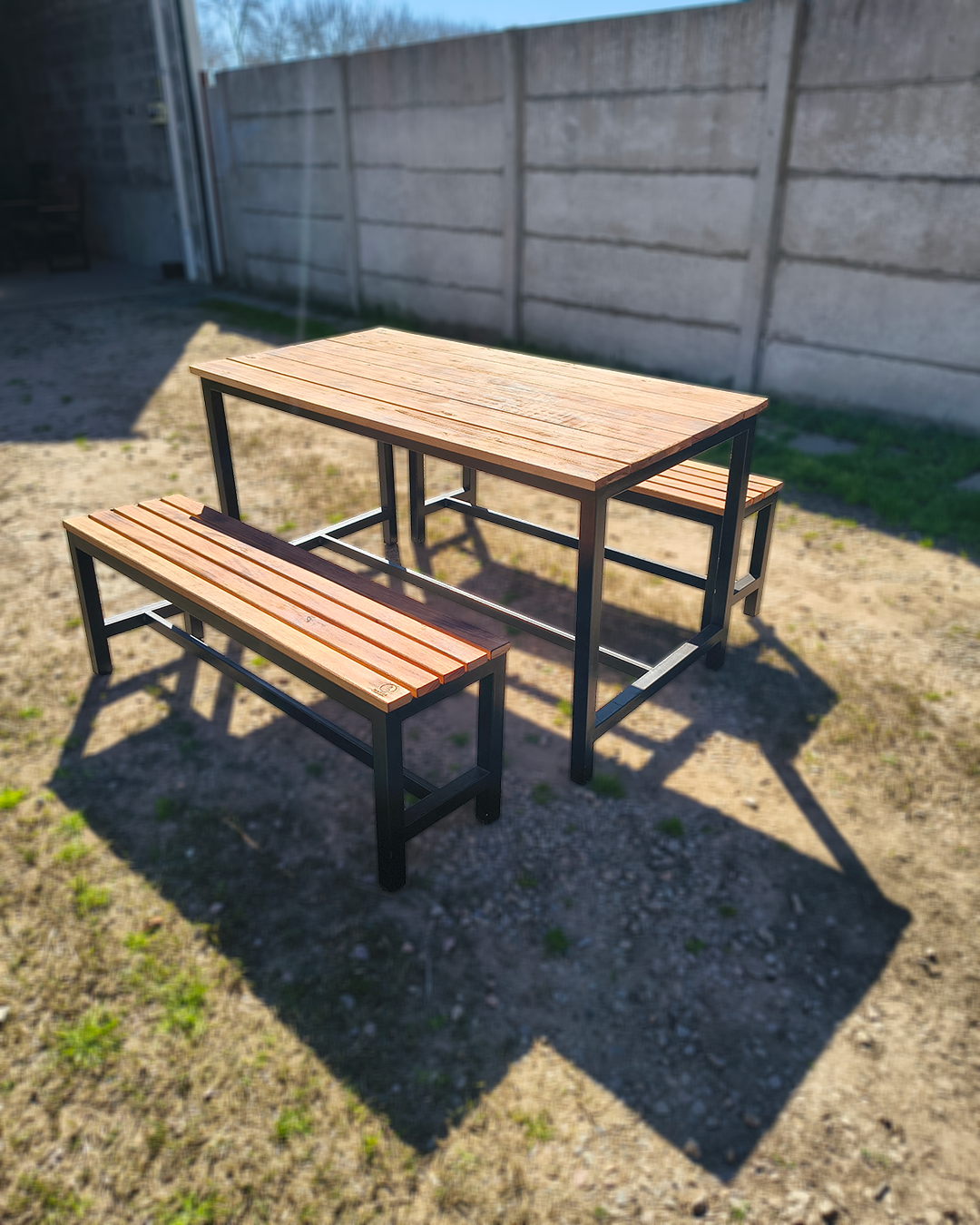 Juego industrial de mesa y bancos de madera y hierro de MAHUA Carpintería en Saladillo.