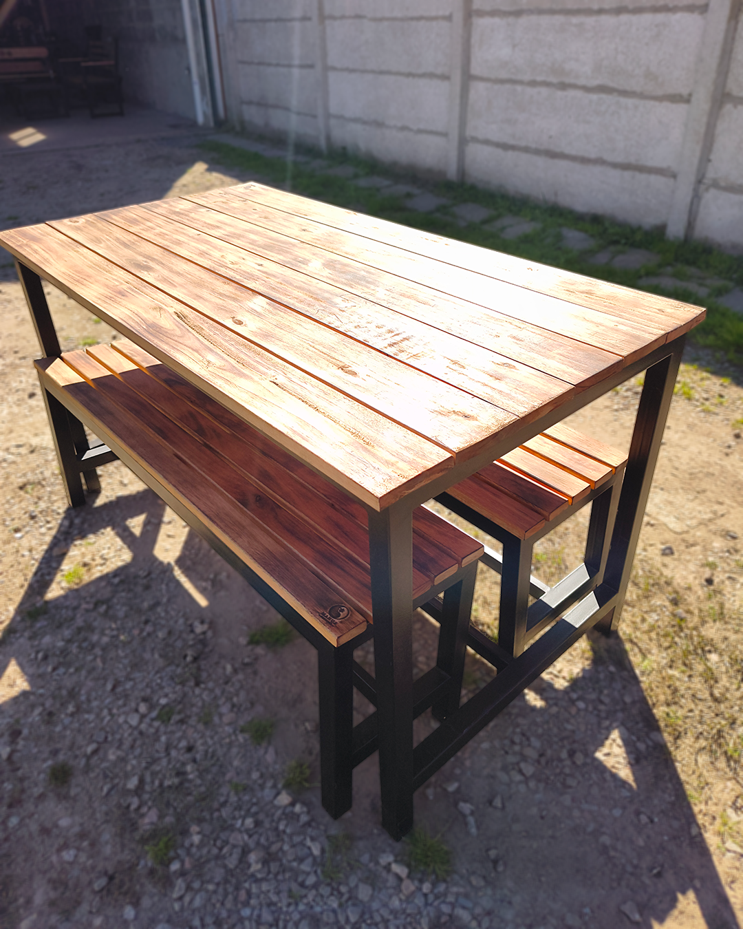 Mesa Industrial MAHUA artesanal de madera y hierro fabricada en Saladillo, Buenos Aires.