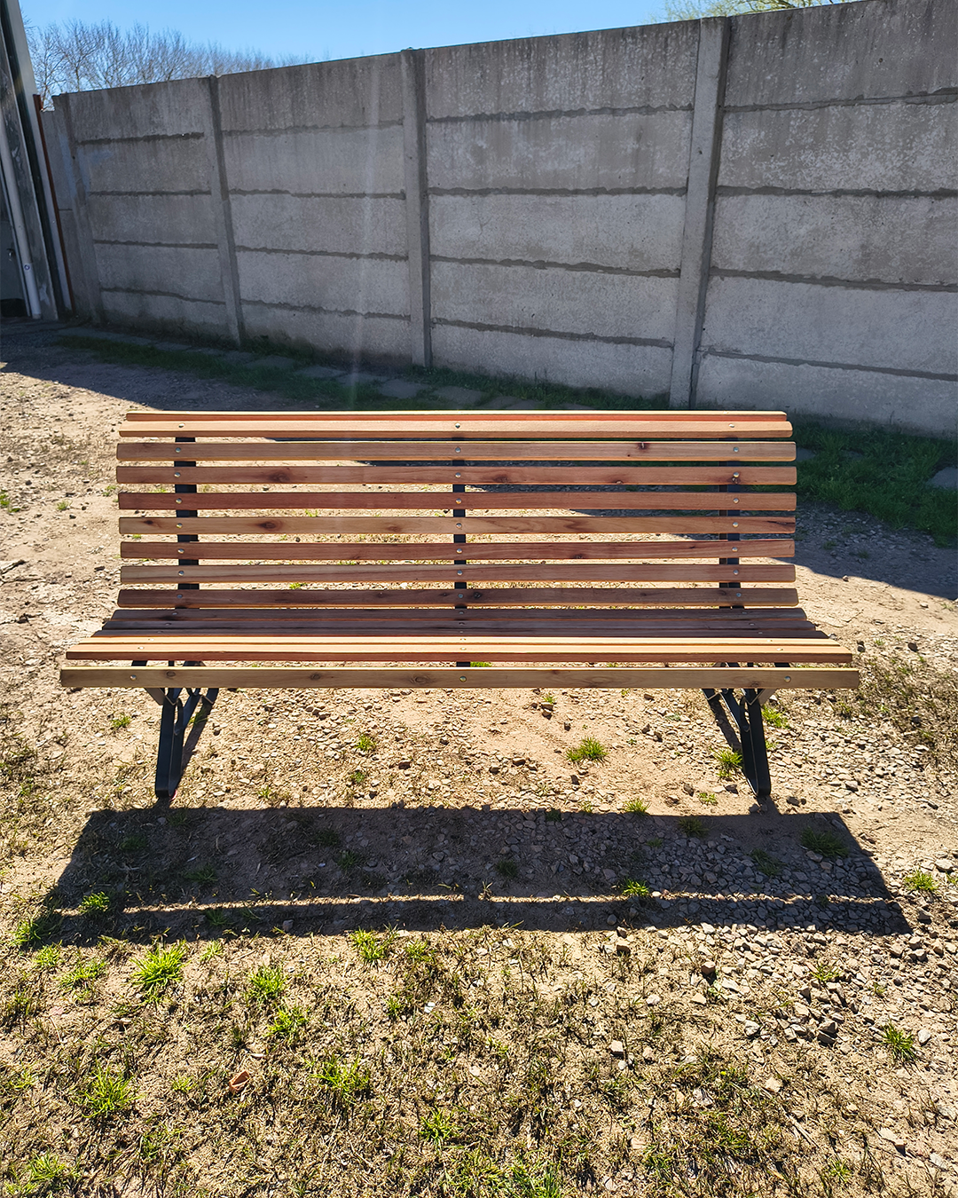 Banco de plaza clásico artesanal de madera y hierro fabricado por MAHUA Carpintería en Saladillo.