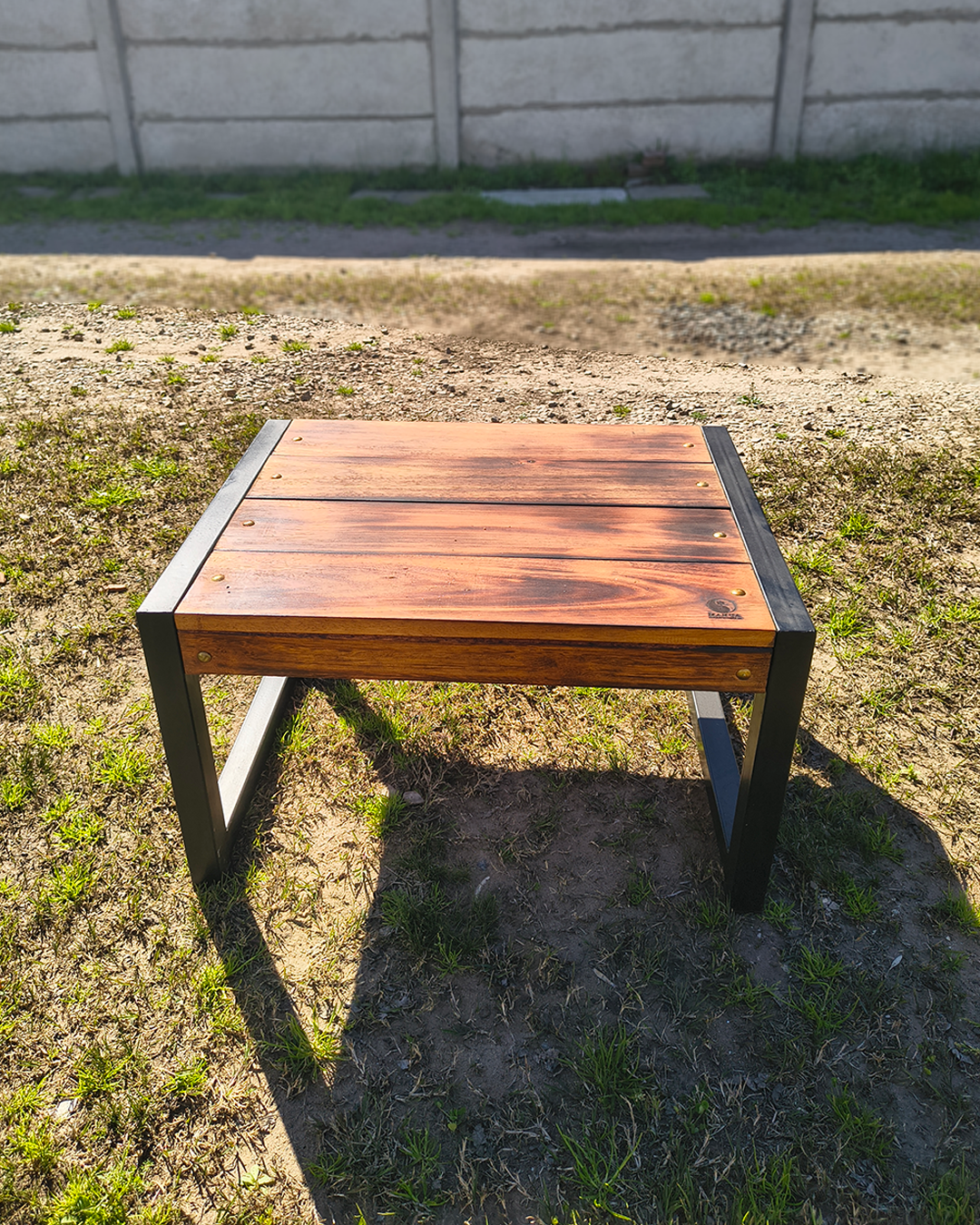 Mesa Ratona Industrial MAHUA de madera y hierro fabricada artesanalmente en Saladillo, Buenos Aires.