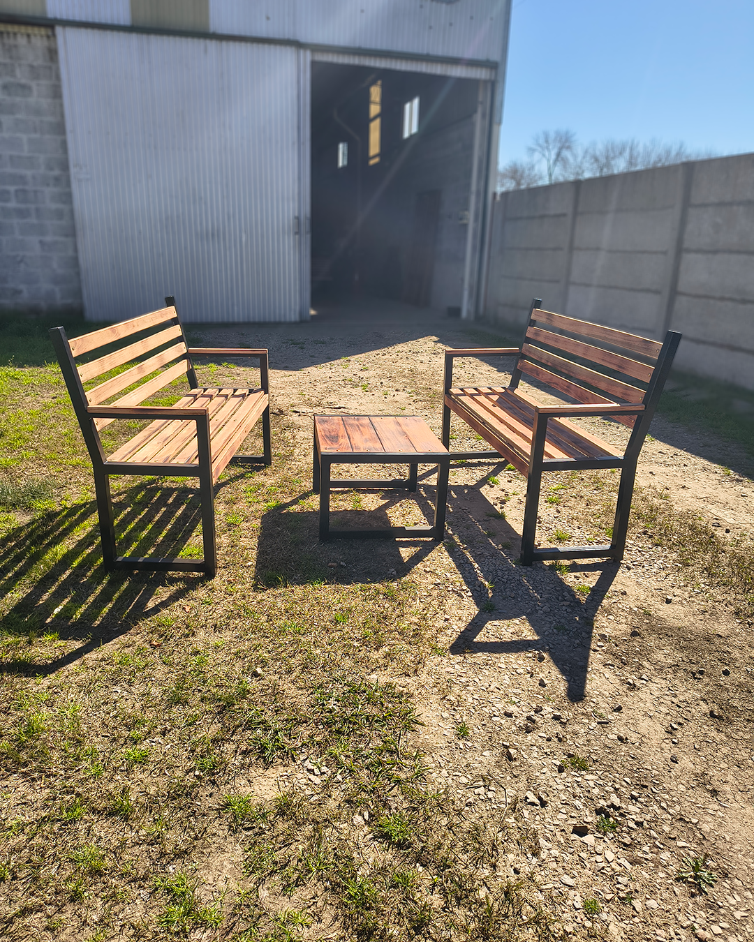 Conjunto Industrial MAHUA con bancos con respaldo y mesa ratona de madera y hierro en Saladillo.