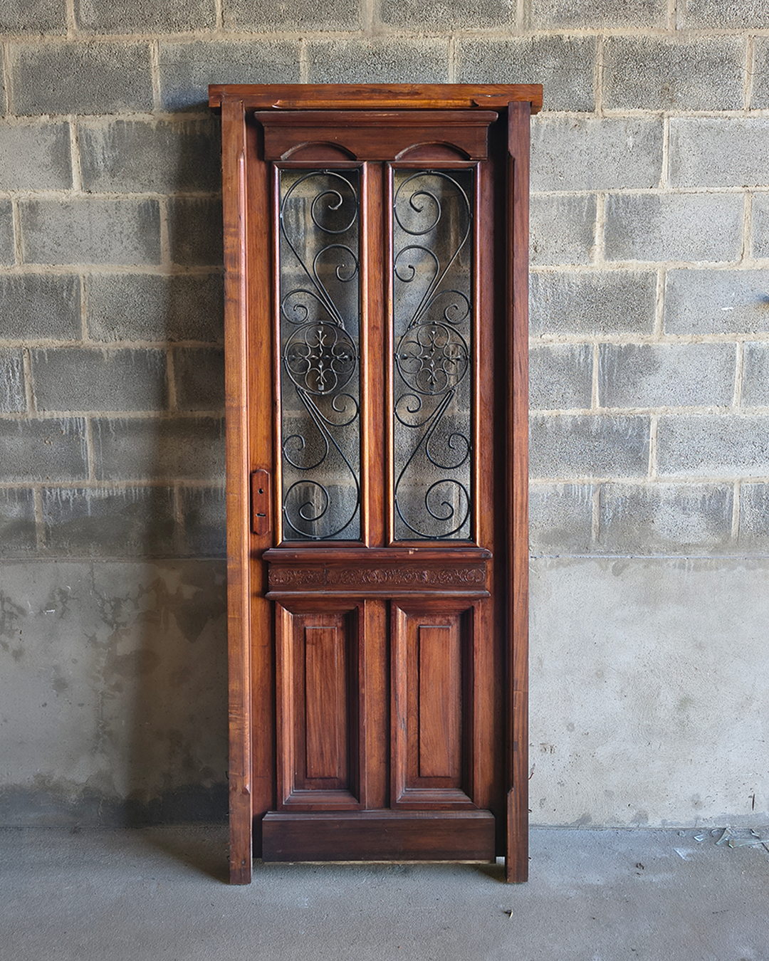 Puerta antigua de entrada de madera maciza con hierro disponible en MAHUA Carpintería Saladillo.