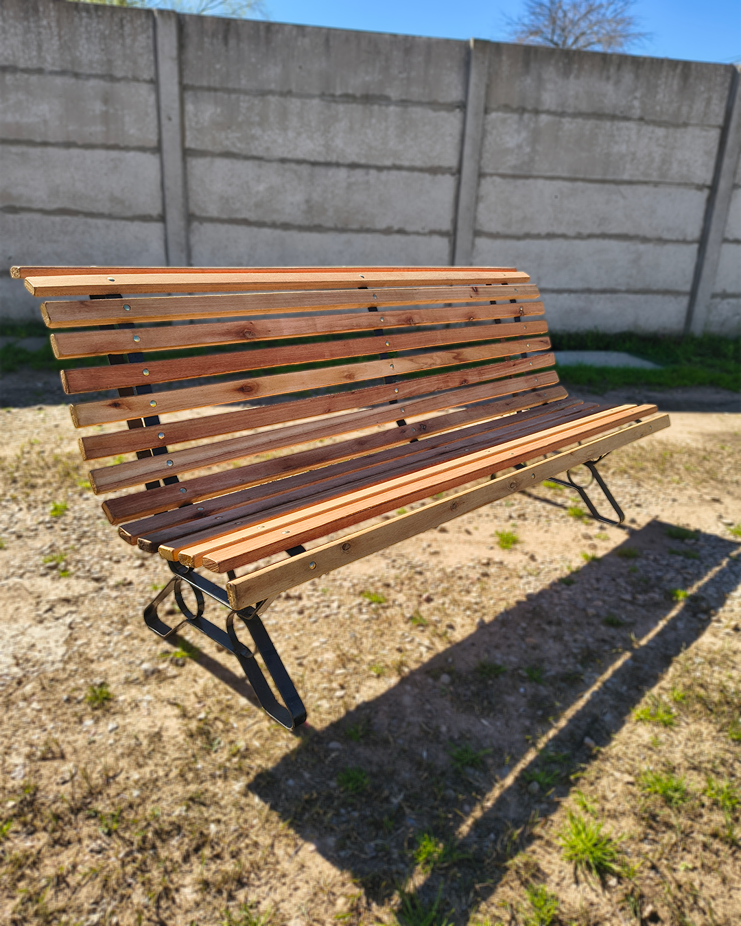Banco de plaza clásico artesanal de madera y hierro fabricado por MAHUA Carpintería en Saladillo